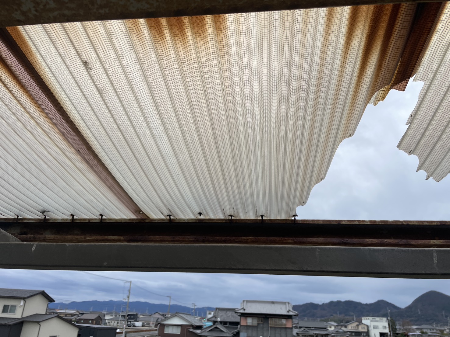 高松市　波板老朽化（破れ部分）